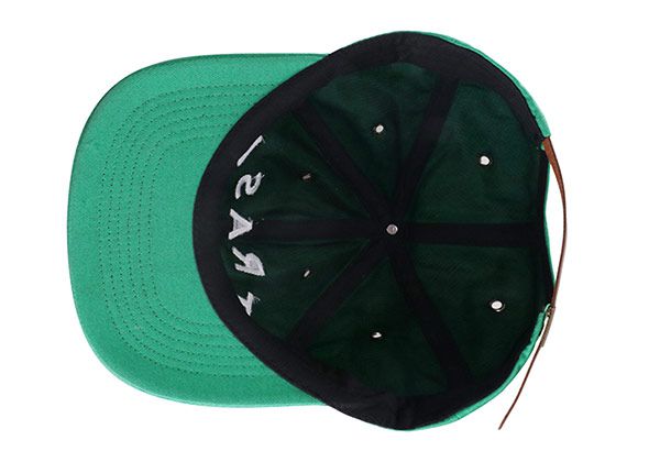 Dentro del snapback verde liso de 6 paneles con logotipo bordado blanco