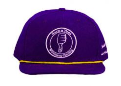 Snapback púrpura con cuerda