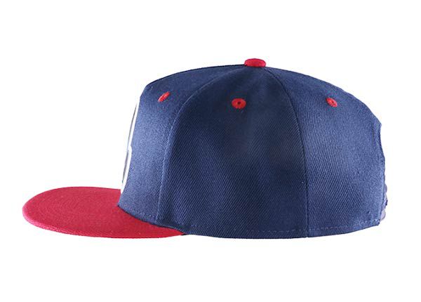 Lado del snapback rojo y azul con Red Bill