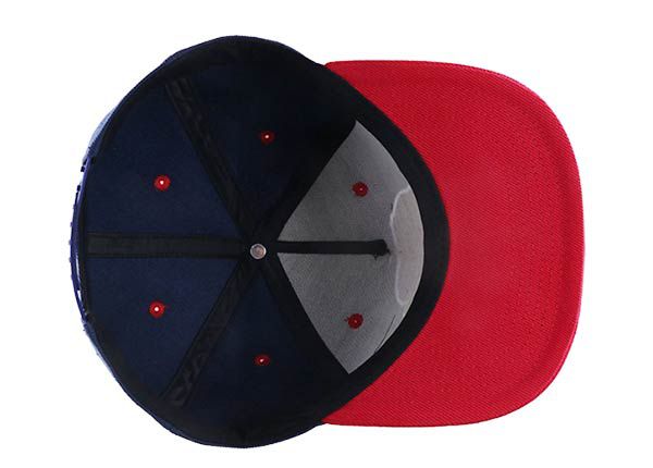 Dentro del snapback rojo y azul con Red Bill