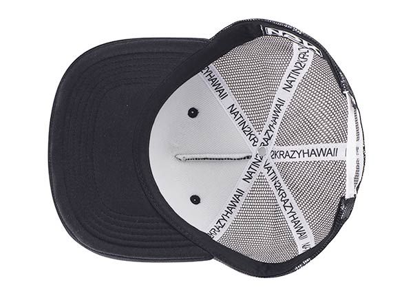 Dentro del simple sombrero de camionero snapback negro con espuma