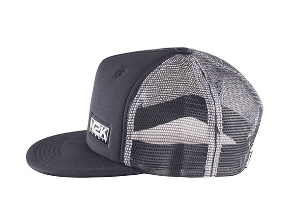 Lado del sombrero de camionero snapback negro simple con espuma
