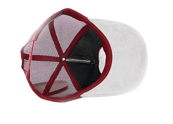 Dentro del sombrero de camionero de gamuza snapback rojo y blanco