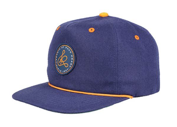 Inclinación de los snapbacks deportivos con cuerda con un subvenciones verdes