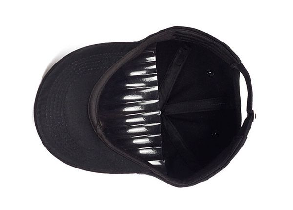 Dentro de la gorra de béisbol de fresa bordada personalizada