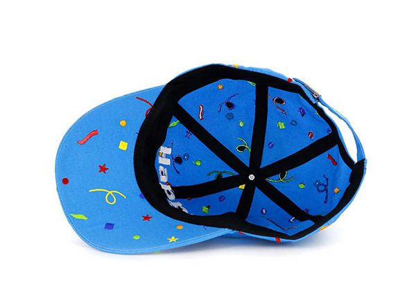 Dentro del pequeño sombrero de corona baja para la cabeza pequeña