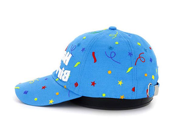 Lado del pequeño sombrero de corona baja para la cabeza pequeña