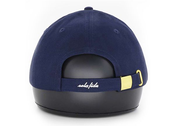 Atrás de una gorra de béisbol premium ajustable con logotipo blanco bordado