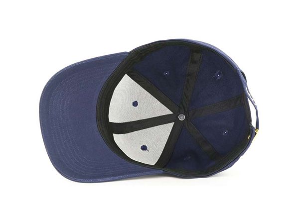 Dentro de la gorra de béisbol premium ajustable con logotipo blanco bordado