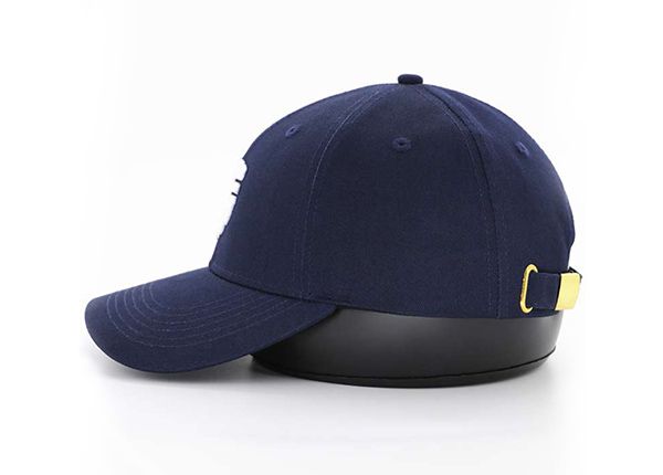 Inclinación de una gorra de béisbol premium ajustable con logotipo blanco bordado