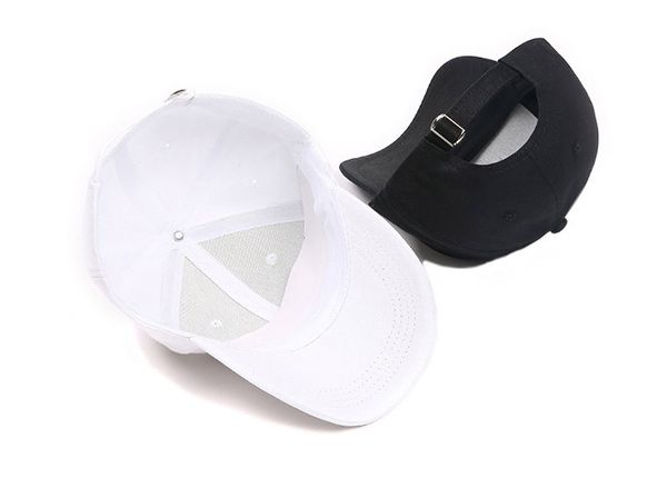 Back of Black Hipster Baseball Hats con anillos