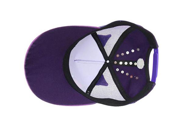 Dentro de la gorra de béisbol de color púrpura para niños