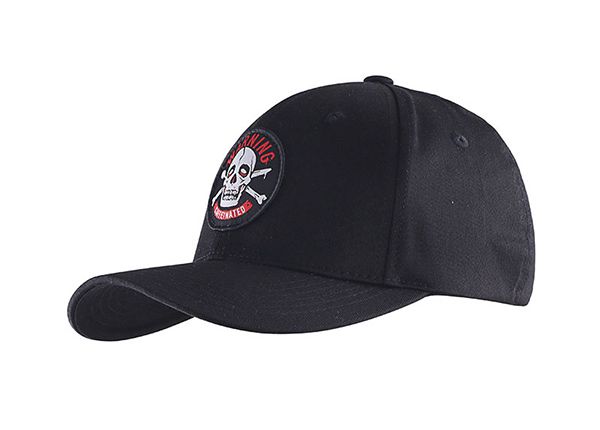 Inclinación de toda la gorra de béisbol de ajuste negro