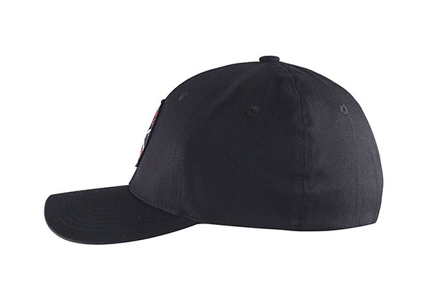 Lado de toda la gorra de béisbol de ajuste negro