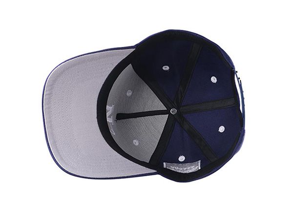 Dentro de la gorra de béisbol azul marino con caqui underbill