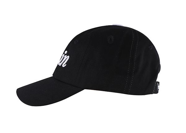 Lado de la gorra de béisbol en blanco y negro