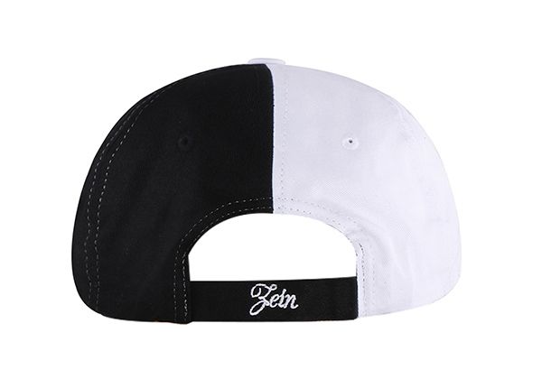 Atrás de la gorra de béisbol en blanco y negro