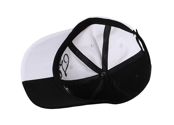 Dentro de la gorra de béisbol en blanco y negro