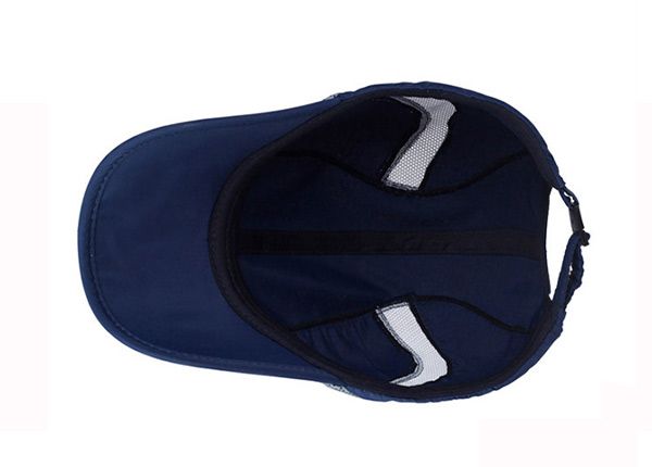 Dentro de la gorra de béisbol de Blue Long Bill Bill