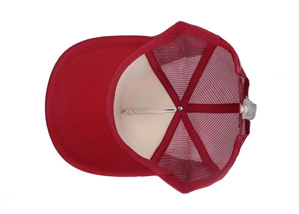 Dentro de la gorra de béisbol de camuflaje personalizado con alas en los lados