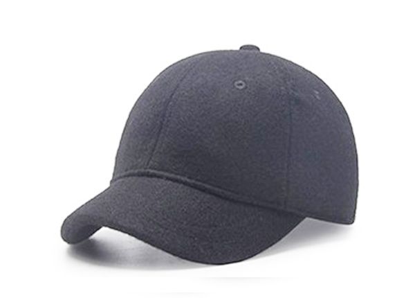 Inclinación de la gorra de béisbol de borde corto negro en blanco