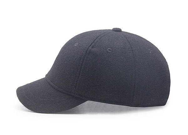 Lado de la gorra de béisbol de borde corto negro en blanco