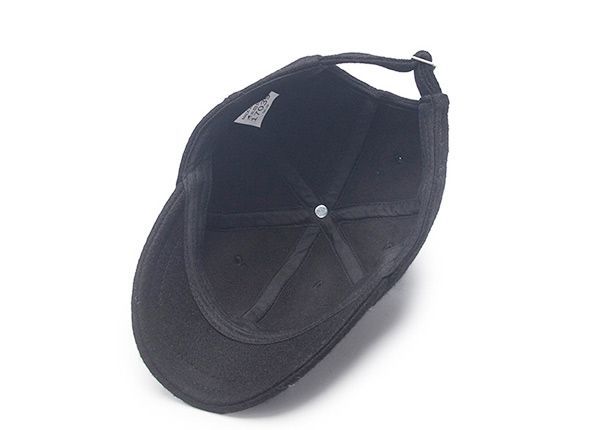 Dentro de la gorra de béisbol de bosque cortos negros en blanco