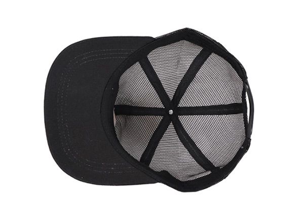 Dentro de la gorra de béisbol de malla de negro personalizado