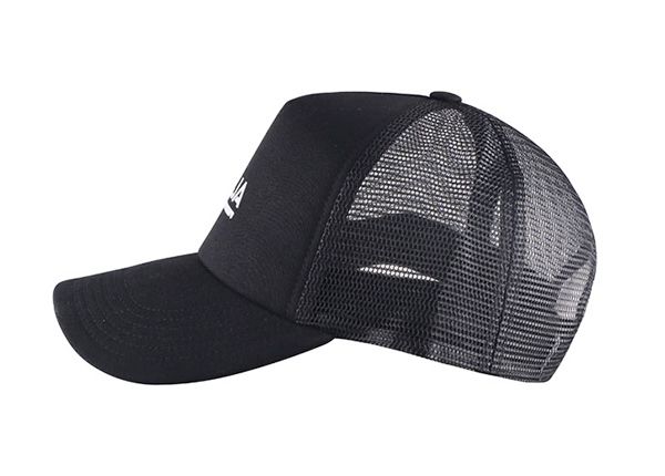 Lado de la gorra de béisbol de malla negra