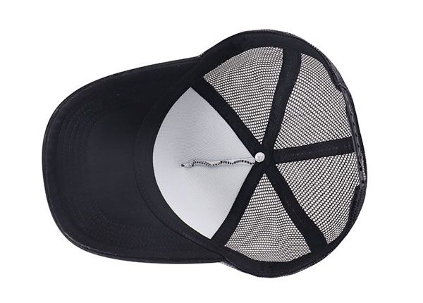 Dentro de la gorra de béisbol de malla negra