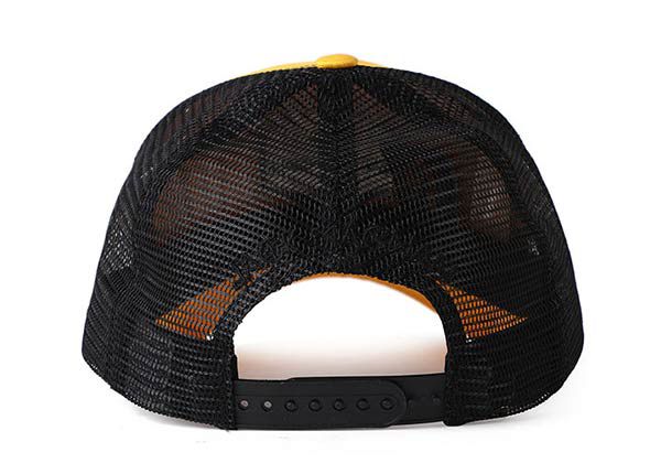Atrás de la gorra de béisbol amarilla bordada 2D con malla negra