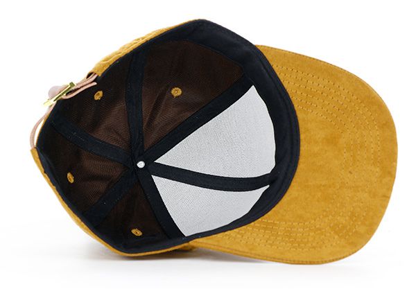 Dentro del sombrero de gamuza de doros de oro para mujeres