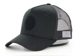 All Black Trucker Hat con un logotipo estadounidense al lado y un logotipo de velcro frente