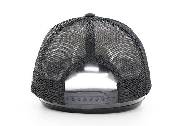 Back of All Black Trucker Hat con un logotipo de velcro negro y un logotipo de la bandera americana en el lado