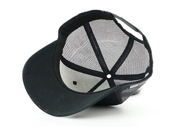 Dentro de todo el sombrero de camionero negro con un logotipo de velcro negro y un logotipo de la bandera americana en el lado