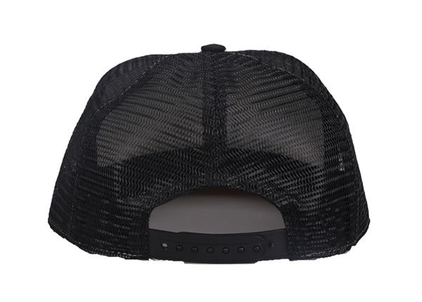 Detención del sombrero de camionero en blanco plano en blanco de espuma vintage