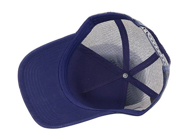 Dentro del sombrero de camionero de cinco paneles azul marino con logotipo bordado