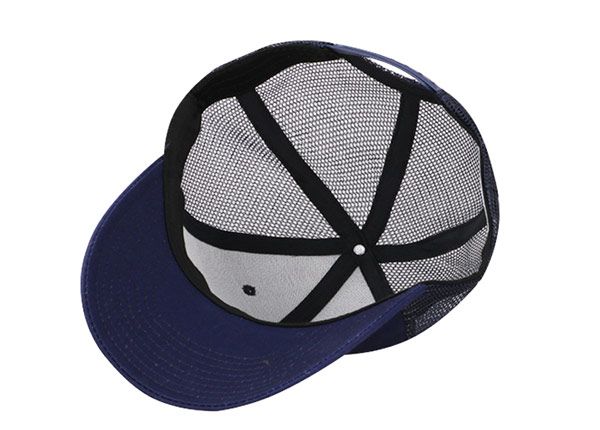 Dentro de la tapa de camionero azul marino con logotipo bordado blanco