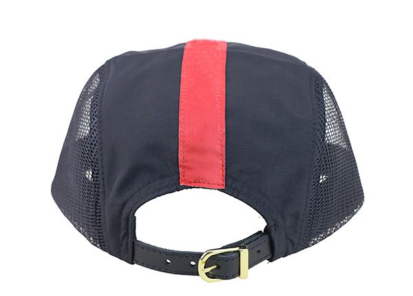 Atrás del sombrero de camionero de 5 paneles negros con logotipo de parche