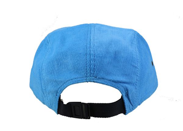 Back of Baby Blue 5 panel de 5 paneles con borde de gamuza marrón y una etiqueta de cuero