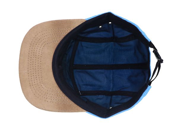 Dentro del sombrero de 5 panel azul bebé con borde de gamuza marrón y una etiqueta de cuero