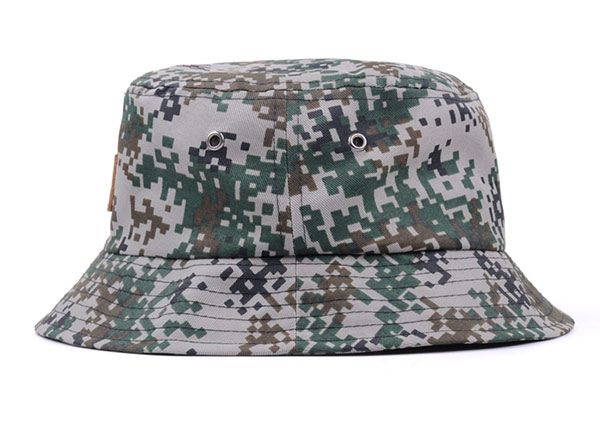 Lado del sombrero de cubo de camuflaje verde del ejército con borde ancho y una etiqueta de cuero