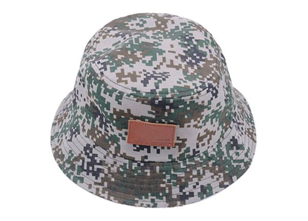 Slant of Army Green Camo Bucket Sombrá con borde ancho y una etiqueta de cuero
