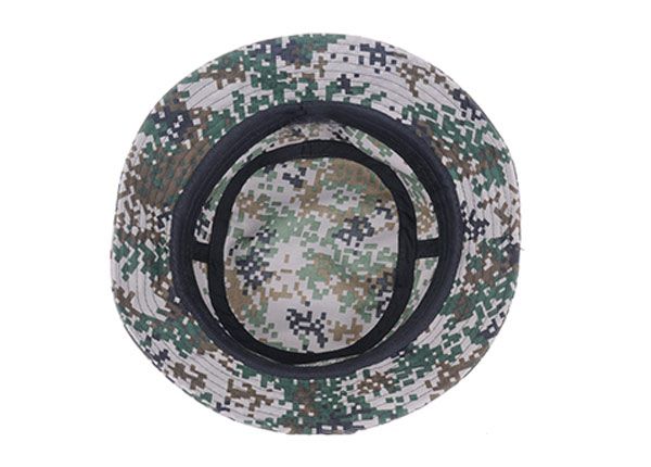 Dentro del sombrero de cubo de camuflaje verde del ejército con borde ancho y una etiqueta de cuero