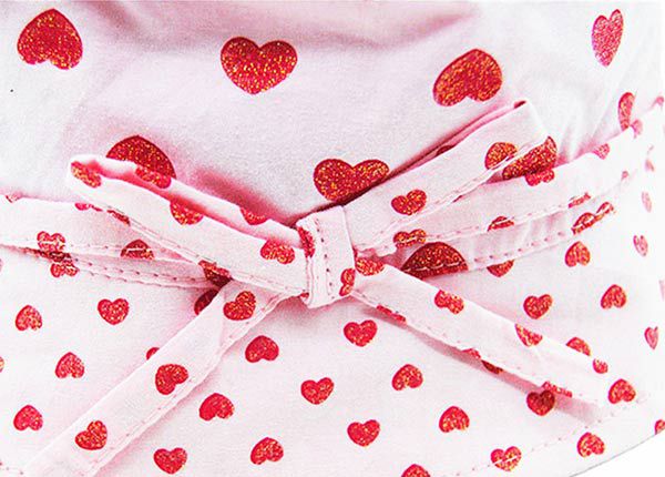Detalle de la correa de la cabeza del sombrero de cubo impreso rosa de las niñas
