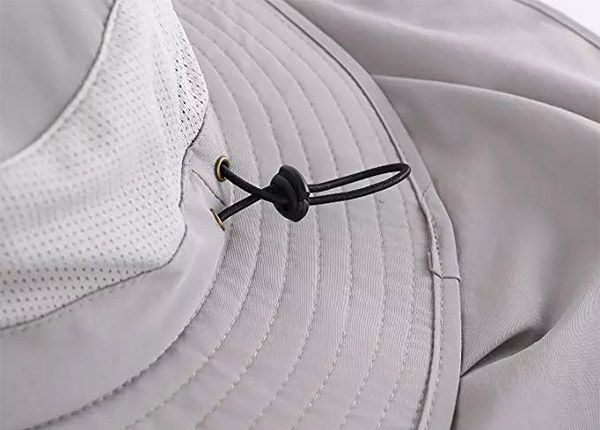 Borde del cubo de vistor con cuello y escudo de cara