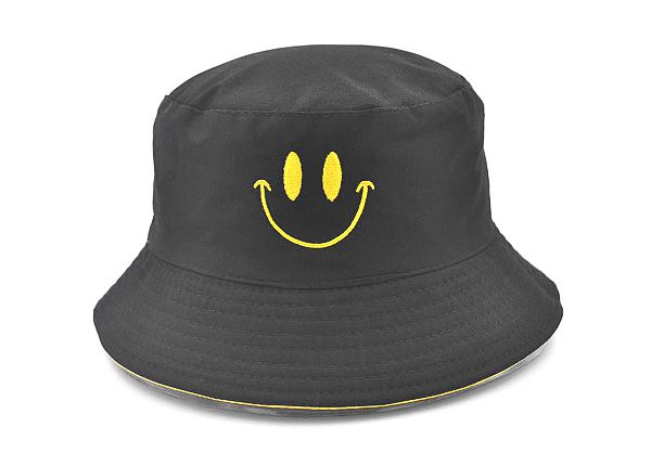 Frente de sombrero de cubo negro reversible con un logotipo de sonrisa