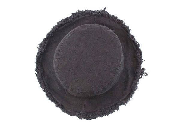 Top del sombrero de cubo deshilachado en blanco negro