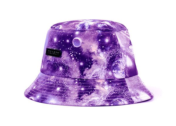 Slant of Purple Galaxy Bucket con etiqueta de metal