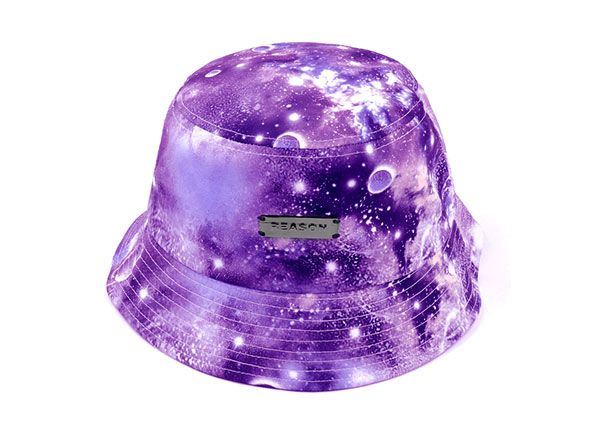 Descripción general del sombrero de cubo impreso Purple Galaxy con etiqueta de metal